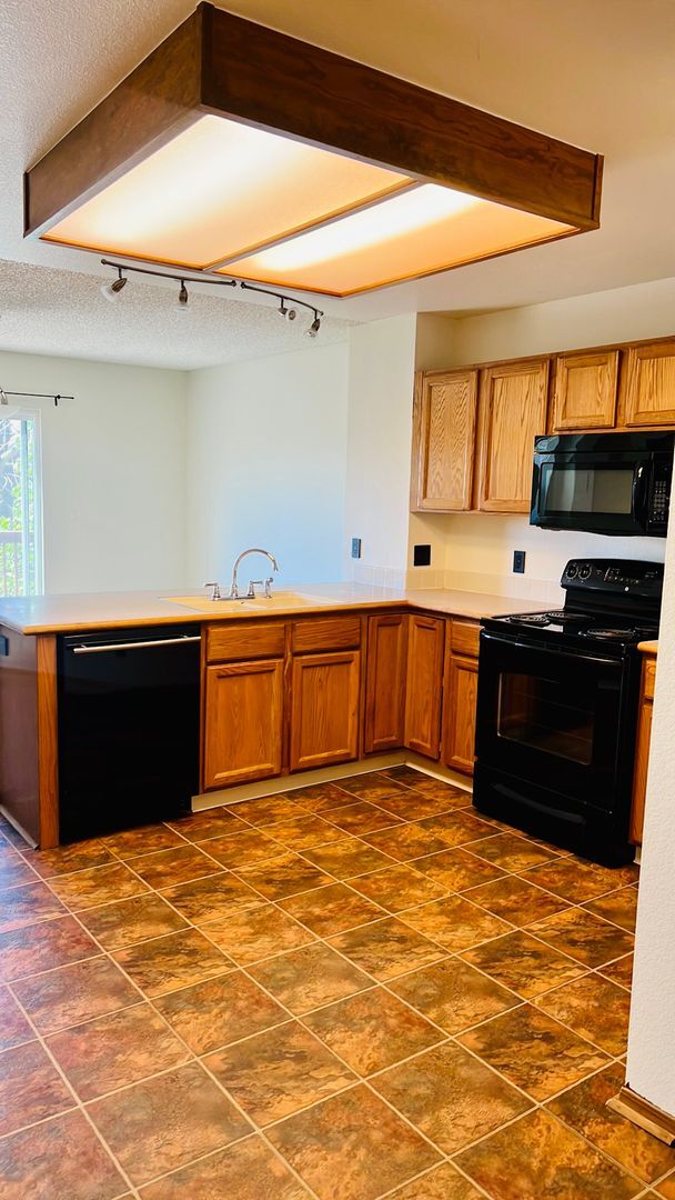 Building Photo - Single Family Home 3 bedroom 2.5 bath Unfi...