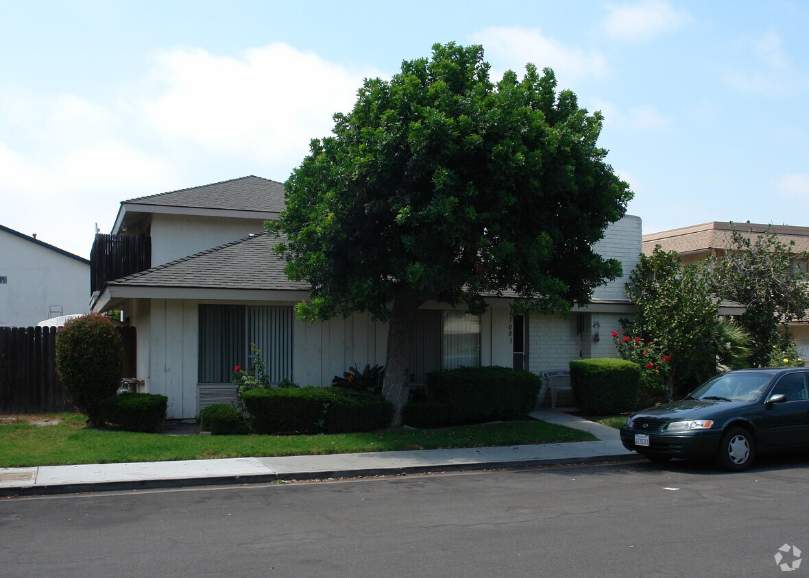 Primary Photo - 17081 Grove Cir