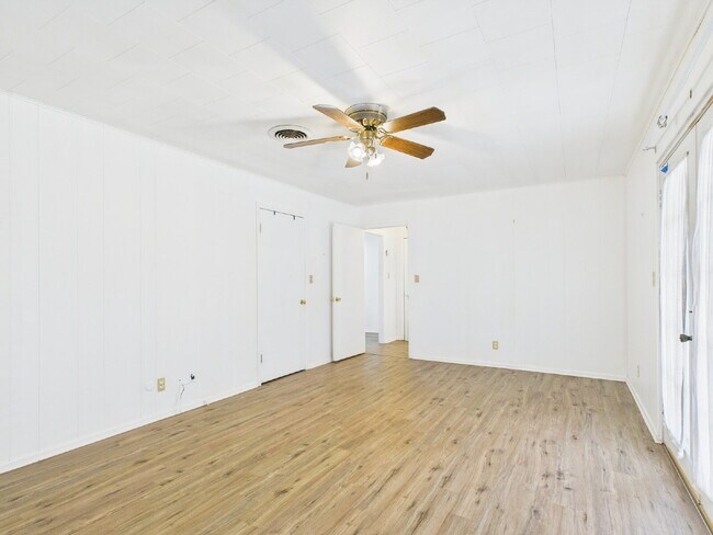 Foto del edificio - "Charming 1-Bedroom Haven in Fredericksbur...