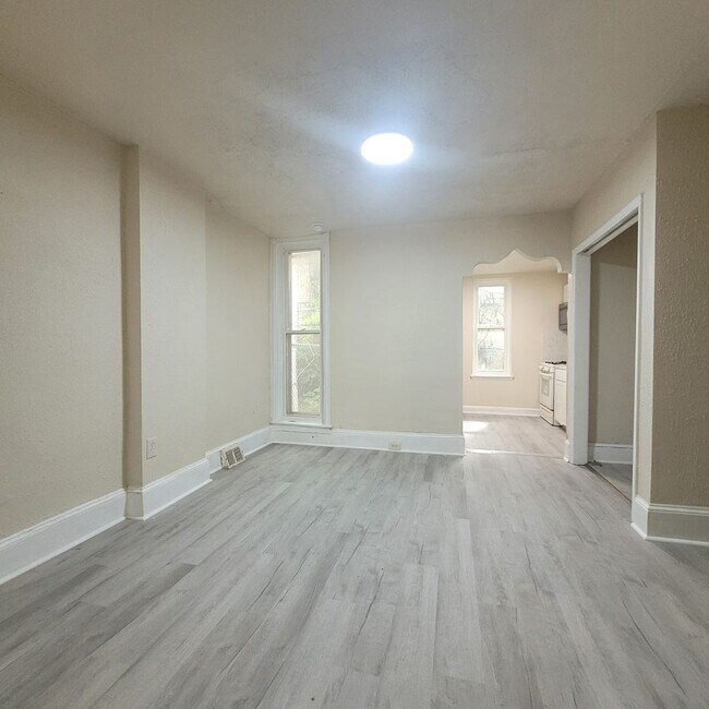 Foto del edificio - Beautiful Newly Remodeled 3 bedroom Coming...
