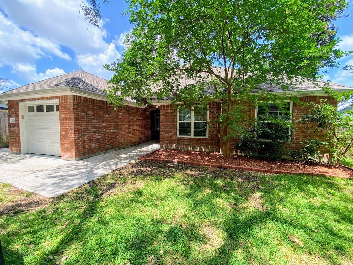 Primary Photo - Stylish 3-Bedroom Off Ryan Street – Ready ...