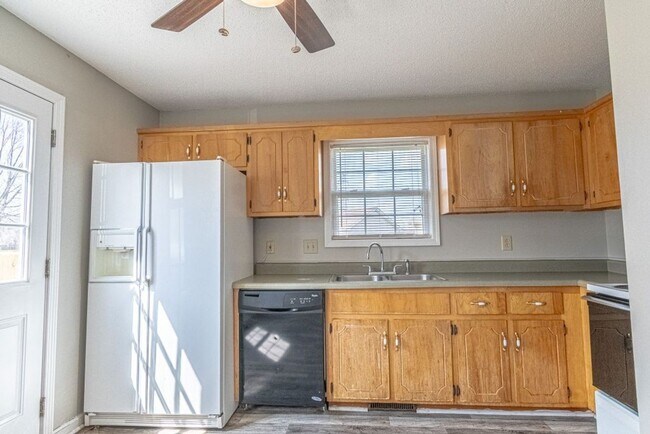 Building Photo - 1/2 off 1st months rent