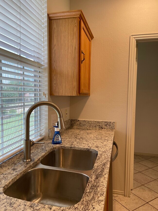 Foto del edificio - 7800 Kings Ridge Rd