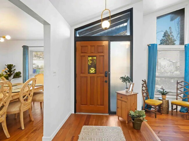 Building Photo - 2632 Moraga Dr
