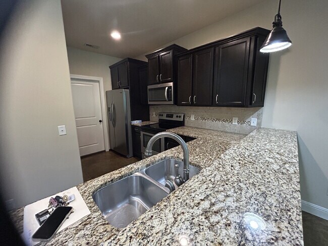 Foto del edificio - 2BD 2BA GROUND LEVEL DUPLEX WITH GARAGE FO...