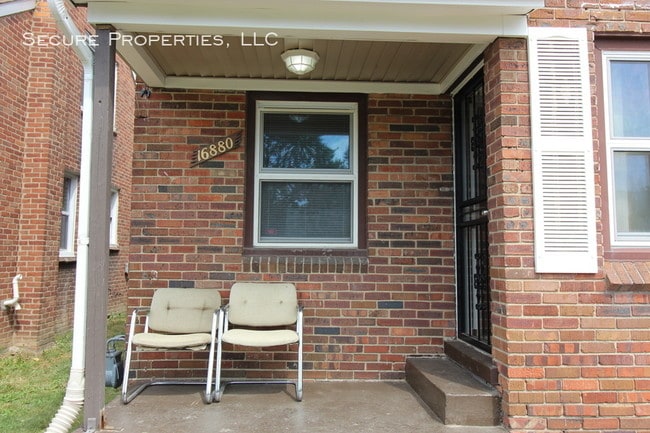 Building Photo - Remodeled 3 bed / 2 bath Brick Bungalow