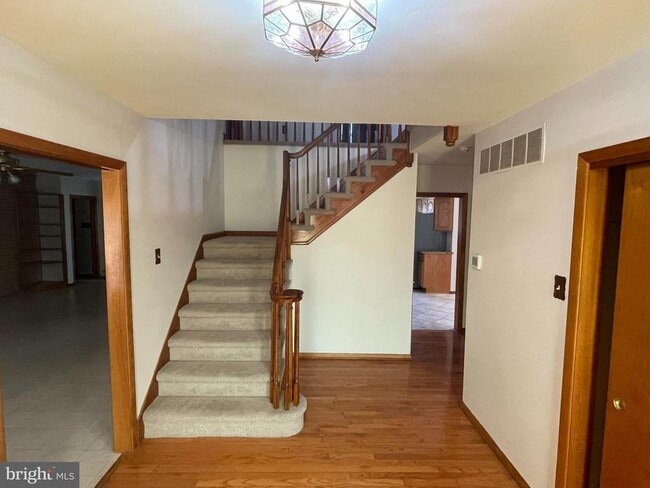 Building Photo - 1306 Hawthorne Ln
