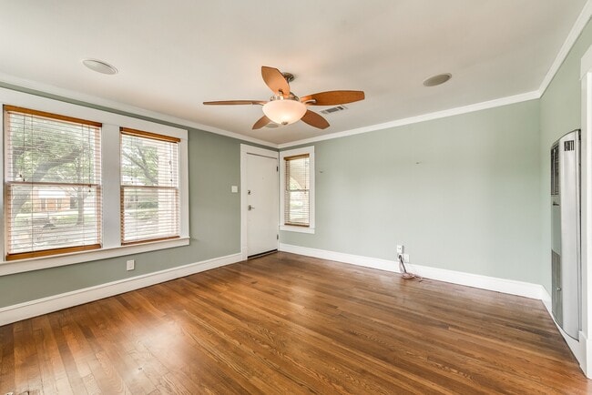 Building Photo - Charming 1930s home! Updated!