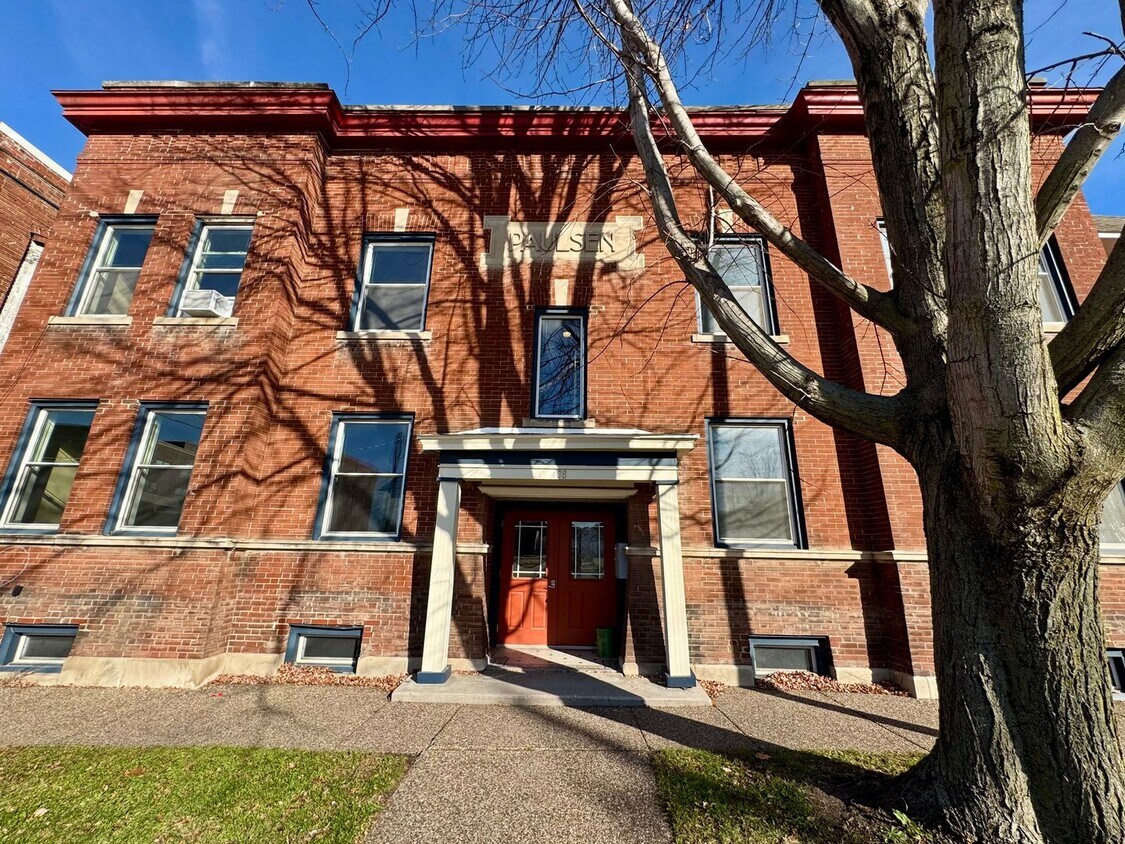 Foto principal - Updated 2BR Downtown Moline Apartment – Move In Now