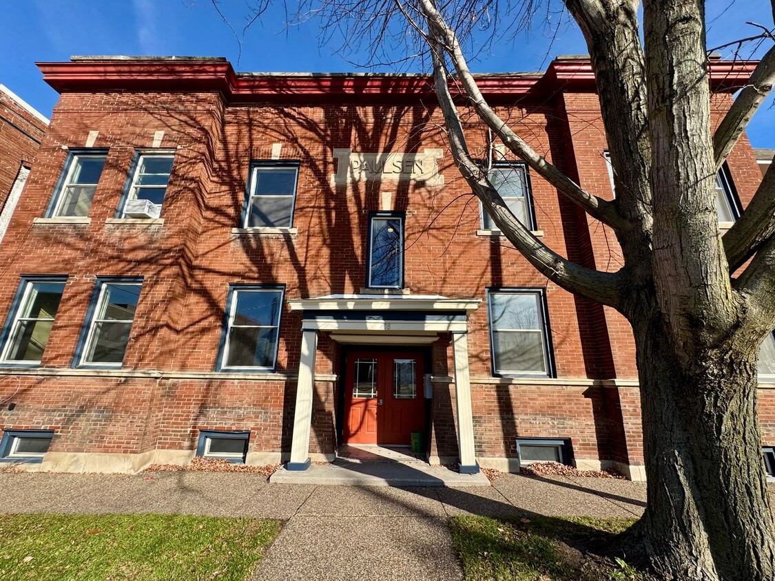 Primary Photo - Updated 2BR Downtown Moline Apartment – Move In Now