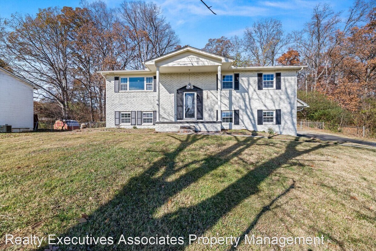 5 br, 2 bath House 11821 Midhurst Drive House Rental in Knoxville