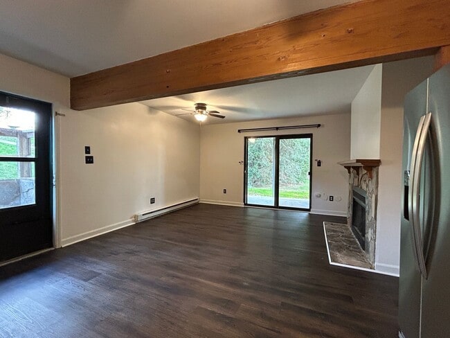 Building Photo - Cute Studio, Big Porch, Great Location!