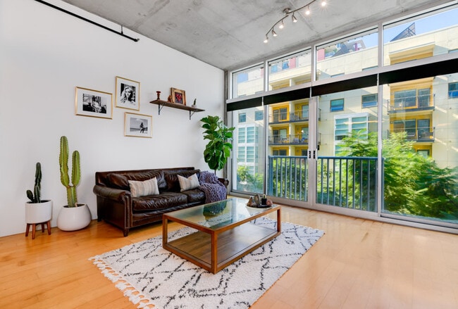 Building Photo - 1025 Island