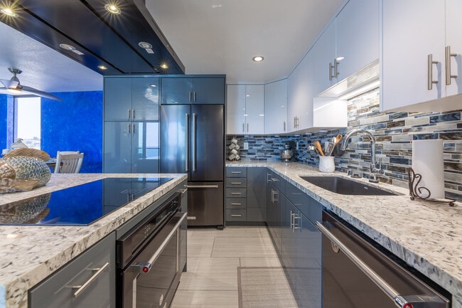 Building Photo - 531 Esplanade