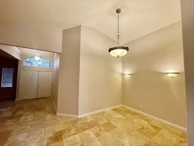 Foto del edificio - Stunning 3 bedroom 3 bath with dual primar...
