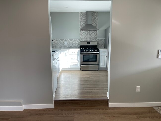 Kitchen entryway - 27200 Lancebrook Dr