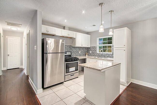 Building Photo - 9414 Rosehaven Dr