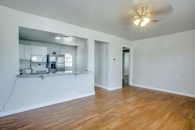 Building Photo - Pre-leasing for July!