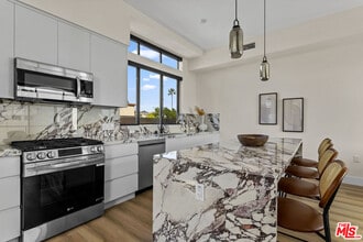 Building Photo - 1318 1/2 N Vista St