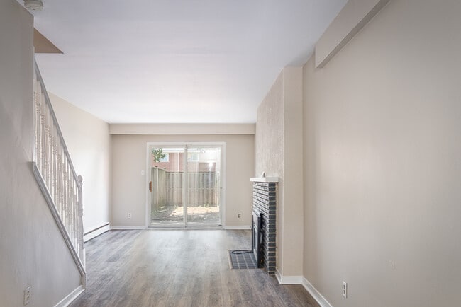 Building Photo - UPDATED TWO BEDROOM TOWNHOME IN NORTHEAST ...