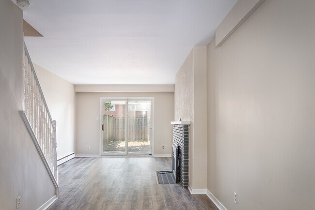 Photo du bâtiment - UPDATED TWO BEDROOM TOWNHOME IN NORTHEAST ...