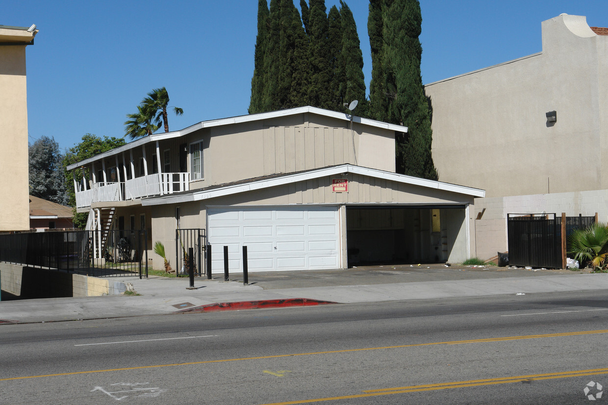 Primary Photo - 7129 Woodman Ave