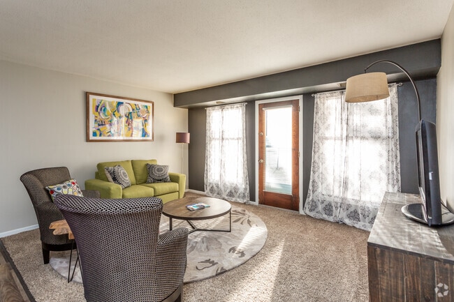 2BR, 1BA - 960 SF - Lipton Apartments