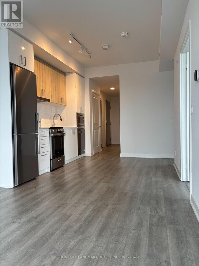 Building Photo - 30 Upper Mall Wy