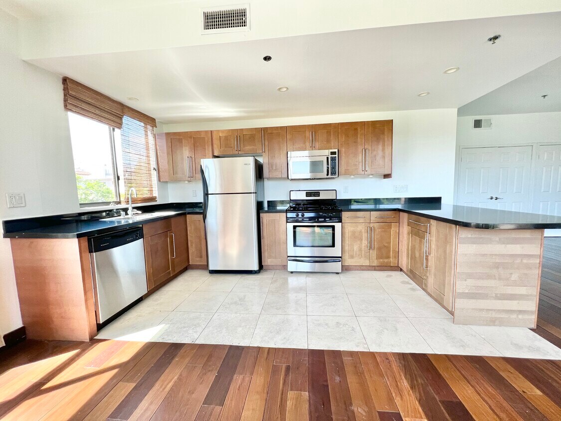 8813 Burton Way Unit 217, Los Angeles, CA 90048 Room for Rent in Los