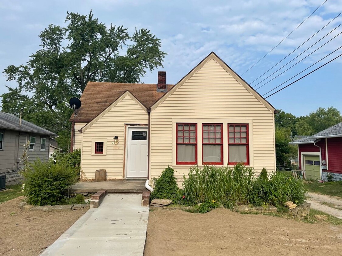 Primary Photo - AUGUST MOVE IN! 4 Bedroom House w/ 2 Bath