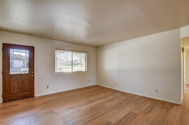 Foto del edificio - Newly Remodeled 3 Bed, 2 Bath Home with 1 ...