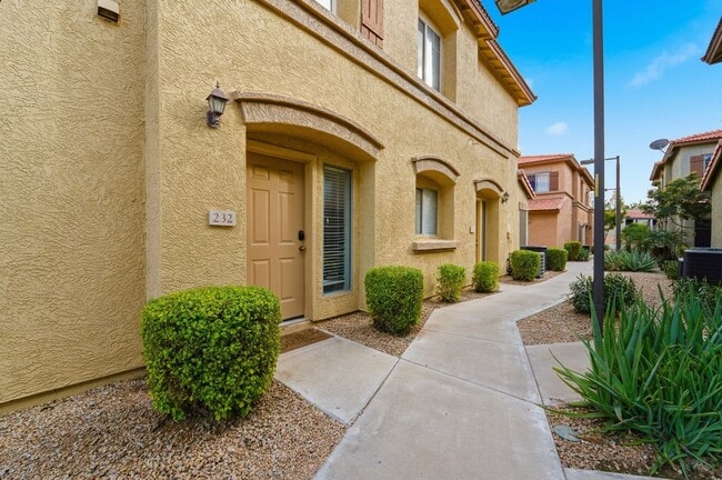 Building Photo - Bright 3-Bed Townhouse in Quiet Gated Community Near ASU
