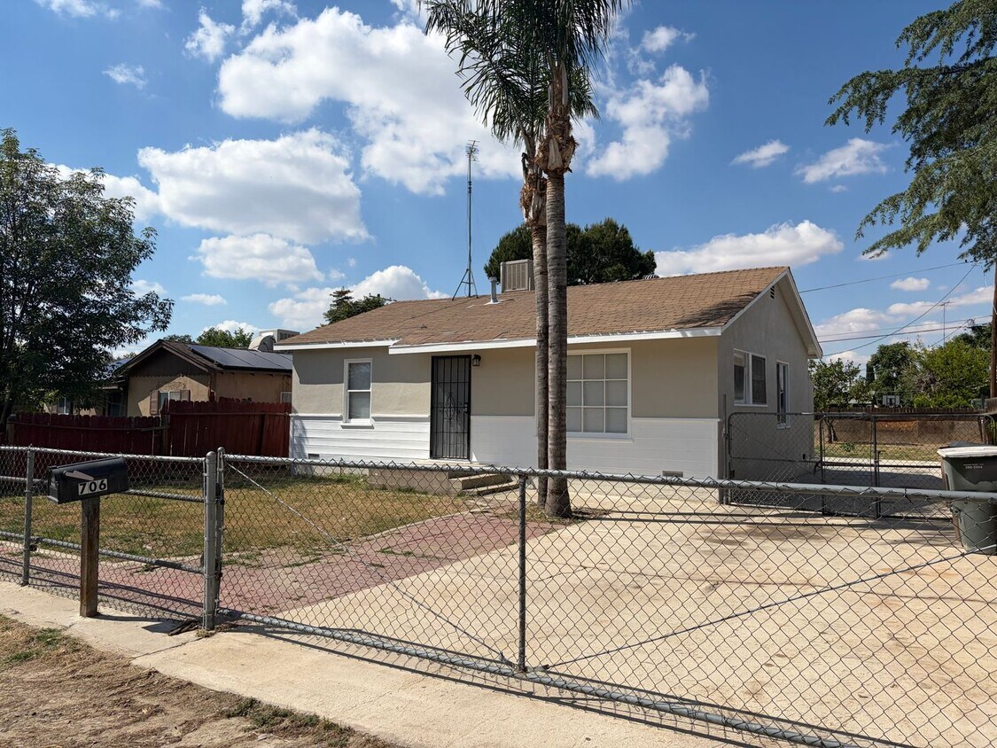 Foto del edificio - Cute 2 Bedroom 1 Bath Home. Must See!! Rent $1450 Deposit $1450 New Paint Inside and Out! New Flo...