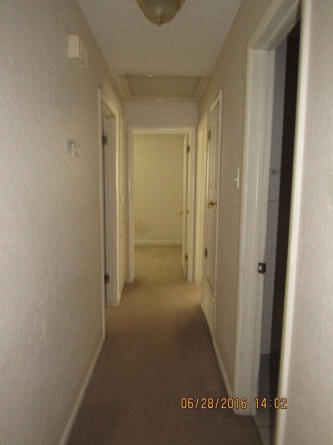 Building Photo - MOVE IN SPECIAL: $200 OFF OF THE 1ST FULL MONTH'S RENT! New carpet and freshly painted interiors