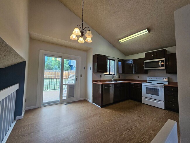 Foto del edificio - 4 Bed 4 Bath Home in 80911!