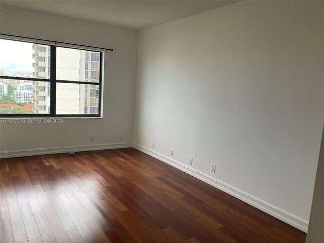 Foto del edificio - 18151 NE 31st Ct