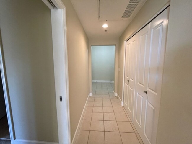 Building Photo - Beautiful 3 bedroom single level condo-Reg...