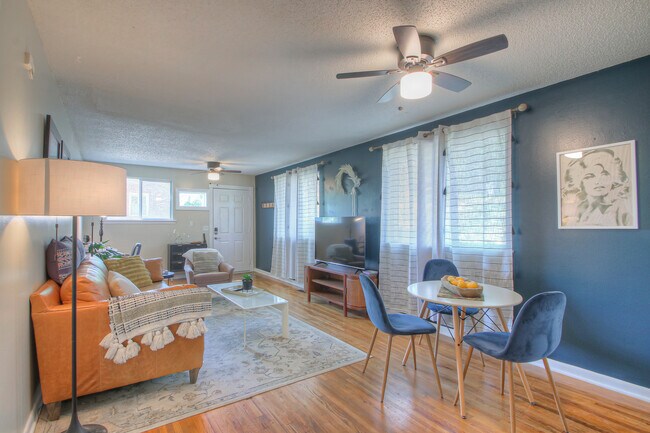 Building Photo - 2711 Glen Oaks Dr