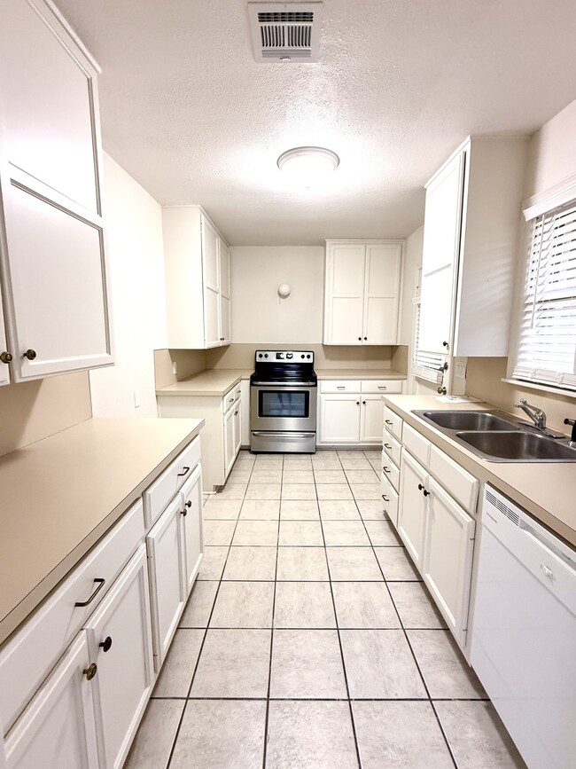 Building Photo - 2903 N.Commerce