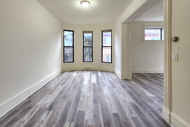Building Photo - Newly Rehabbed and Spacious Oak Park 2 bed...