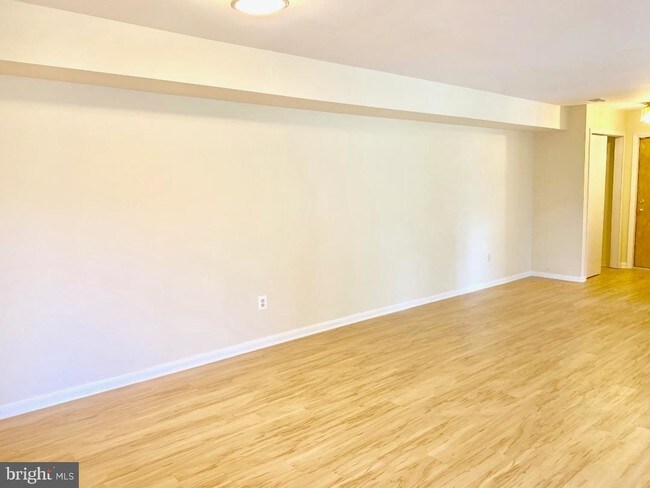 Building Photo - 121 Commonwealth Ct