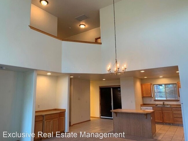 Building Photo - 4 br, 3.5 bath House - 5029 Falcon Drive