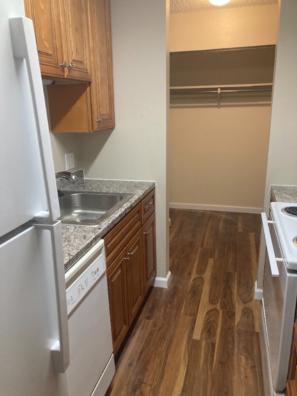 Foto del edificio - 70 Douglas Ln