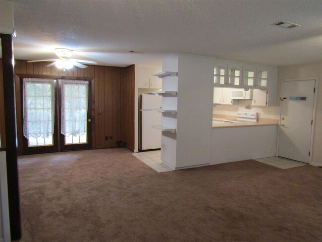Building Photo - 201 Peartree Cir