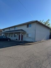 Building Photo - 1057 Lookingglass Rd