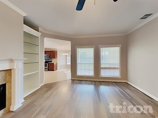 Building Photo - 310 Southlake Dr