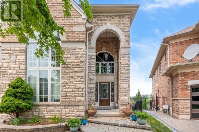 Building Photo - 2395 Lyndhurst Dr