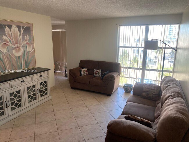 Foto del edificio - 17570 Atlantic Blvd