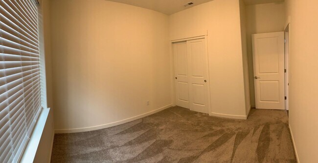 Foto del edificio - $2,700 - Nice Three-Bedrooms, Two-Baths Ca...