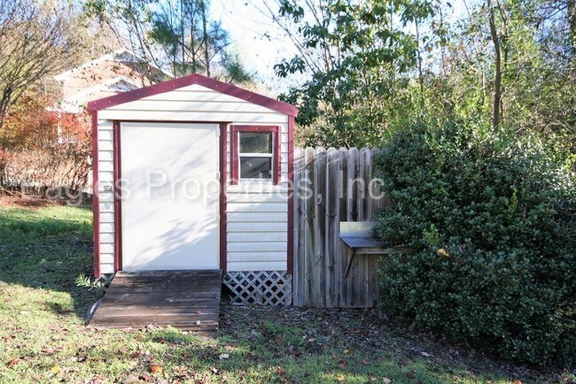 Building Photo - LARGE BASEMENT